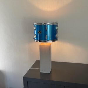 Staande drumlamp met betonlook lampvoet